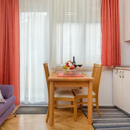 Apartament Emi *